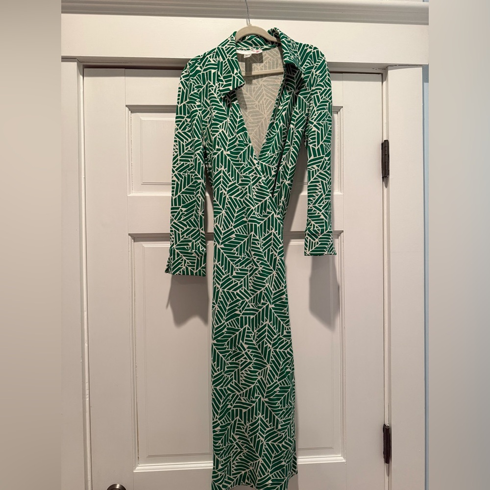 Dian Von Furstenburg Vintage Wrap Dress 100% silk green and white sz 2